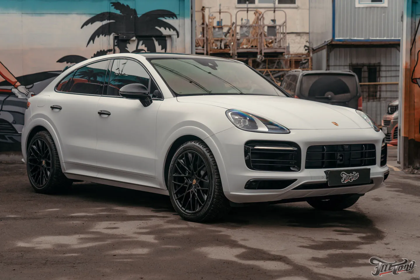 Оклеили Porsche Cayenne матовым полиуретаном и защитили глянец в салоне + керамика пленки и кожи